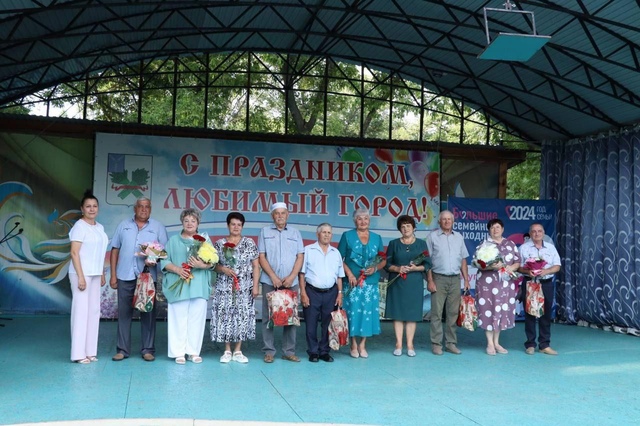 7 июля в городском парке культуры и отдыха им. В.А. Важина в рамках Больших семейных выходных прошел III районный фестиваль семейного творчества Радуга семейного таланта