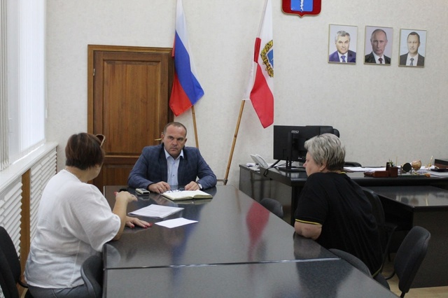 Сегодня провел прием граждан по личным вопросам